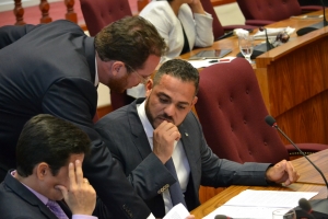 Parlamento a pasa mocion pa Hulanda revoca aanwijzing