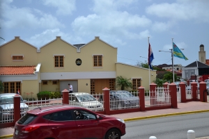 Simpatisantenan a mobilisa dilanti gabinete di gobernador