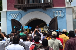 Trankilidad dilanti gabinete di gobernador 