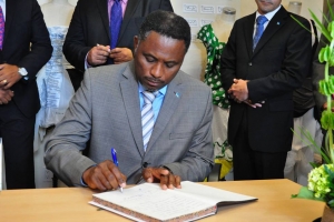 Gabinete Mike Eman II a firma condoleance 