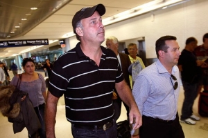 Gary Giordano cu buki riba su dianan di infierno na Aruba