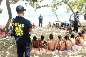 Muchanan a siña importancia di norma y balor cu ayudo di ekipo canino di polis