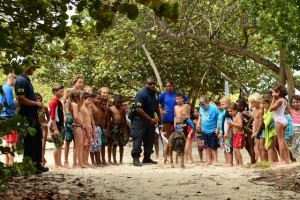 Muchanan a siña importancia di norma y balor cu ayudo di ekipo canino di polis