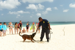 Muchanan a siña importancia di norma y balor cu ayudo di ekipo canino di polis