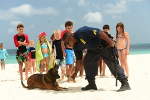 Kinderen leren belang van normen en waarden met hulp van hondenteam politie