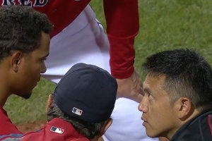 Bala di baseball a alcansa Xander Bogaerts den cabes 