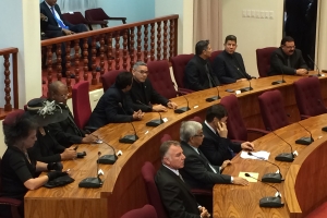 Tension y luto den parlamento
