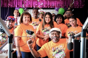 Celebrando 2 aña den forma poderoso na PowerFM