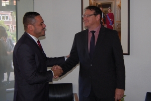 Varios politico di Aruba di bishita serca minister Plenipotenciario di Aruba
