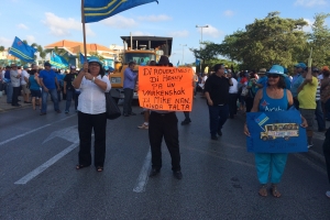 Anochi a sera cu manifestantenan na Bestuurskantoor
