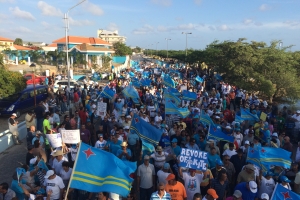 Anochi a sera cu manifestantenan na Bestuurskantoor