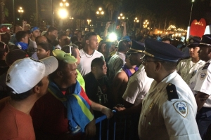 Anochi a sera cu manifestantenan na Bestuurskantoor
