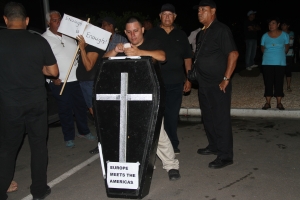Grupo di 7 a protesta na evento di Green Aruba 