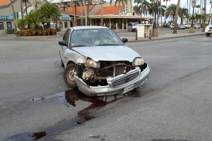 Accidente entre dos auto  ta laga peaton herida riba caminda