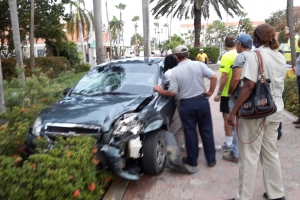 Accidente entre dos auto  ta laga peaton herida riba caminda