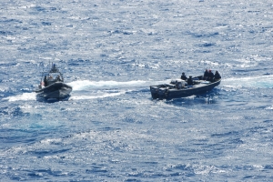 Marineschip Holland onderschept 160 kg cocaïne in Caribische Zee