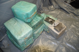 Marineschip Holland onderschept 160 kg cocaïne in Caribische Zee
