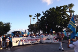 Manifestantenan Comision Ta BASTA en espera di presidente Parlamento