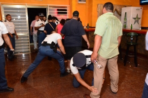 Control di polis cu 19 aresto den operacion special den Oranjestad