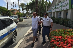 A logra pone man riba estafador di aparato electronico na Playa