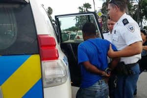 Bondad di un homber a termina den su detencion inhusto na Playa