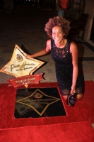 Sarah Quita Offringa a ricibi su strea riba Walk of Stars 