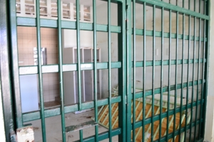 Enbes di traha prison nobo, lo upgrade edificio actual di KIA