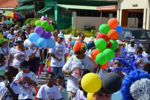 Parada di blaas na San Nicolas tabata colorido