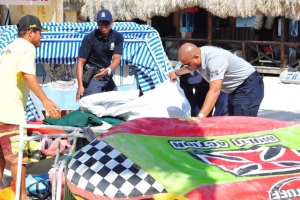 Strandpolitie y Unidad K-9 a tene control banda di laman
