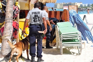 Strandpolitie y Unidad K-9 a tene control banda di laman