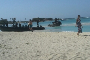 Turistanan sorprendi cu entrenamento militar na Baby Beach