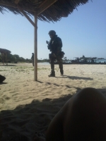 Turistanan sorprendi cu entrenamento militar na Baby Beach