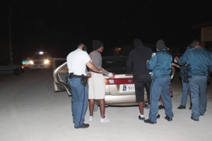 Cuater hoben deteni sospecha di ladronicia di auto