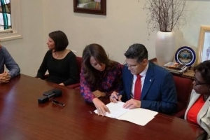 Ley pa evita residuo di saco di plastic, entrega serca presidente di Parlamento