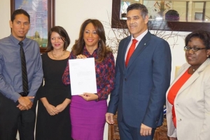 Ley pa evita residuo di saco di plastic, entrega serca presidente di Parlamento