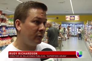 'Turistanan’ venezolano cumprando comestible na Aruba, riba Univision
