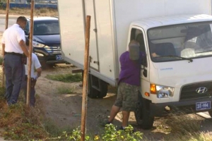 Truck ta reverse y press homber contra muraya
