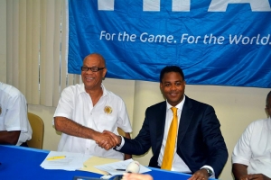 Patrick Kluivert presenta como entrenador  seleccion futbol di Corsou