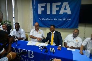 Patrick Kluivert presenta como entrenador  seleccion futbol di Corsou