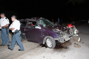 Auto ta bolter dilanti Certified Mega Mall y saca ocupantenan