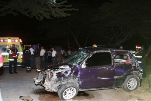 Auto ta bolter dilanti Certified Mega Mall y saca ocupantenan