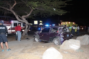 Auto ta bolter dilanti Certified Mega Mall y saca ocupantenan