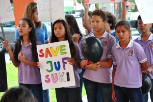Protesta dilanti parlamento di alumnonan scol Kudawecha