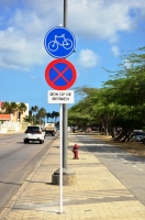 No por parkeer riba trottoir di Linear Park 