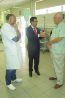 Minister di Salubridad di Aruba a bishita hospital di Corsou