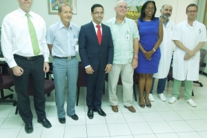 Minister di Salubridad di Aruba a bishita hospital di Corsou