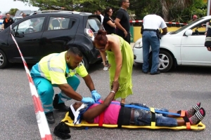 Dos adicto ambulante seriamente herida den accident Pos Chiquito