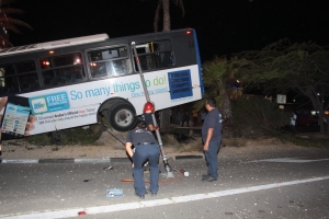 Chauffeur di Arubus ta fayece den accidente na cruzada Alhambra 