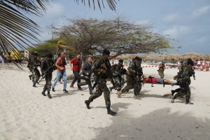 Mariniernan a subi Eagle Beach como parti di entrenamento