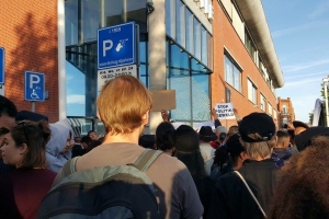 Protesta contra violencia pa Mitch Henriquez a sali fo'i man